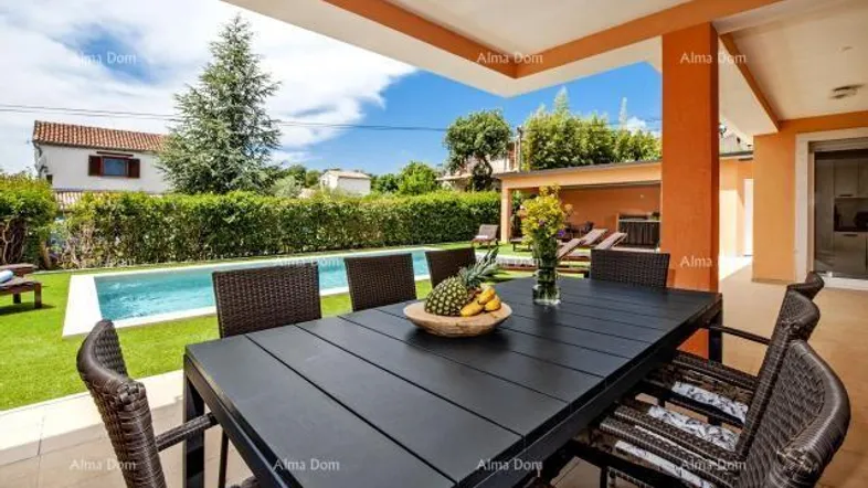 Großer Essbereich im Freien auf der Terrasse mit Blick auf den Pool und den gepflegten Garten.
