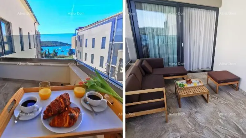Frühstück auf dem Balkon mit Meerblick und bequemen Loungemöbeln in moderner Umgebung.