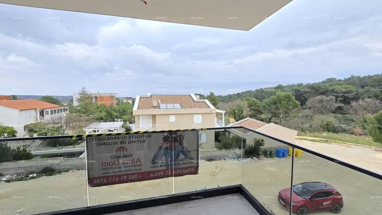 Blick von einer im Bau befindlichen Terrasse auf die umliegenden Häuser und die Baustelle.