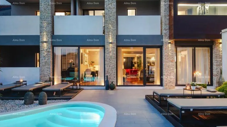 Moderne Wohnanlage mit privatem Poolbereich und Liegestühlen, ideal zum Entspannen im Freien.