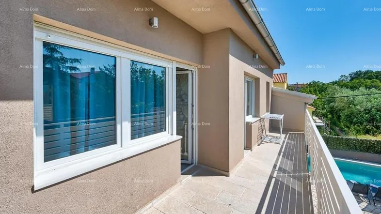 Heller Balkon mit Fliesenboden und Blick auf den Poolbereich und die Umgebung.