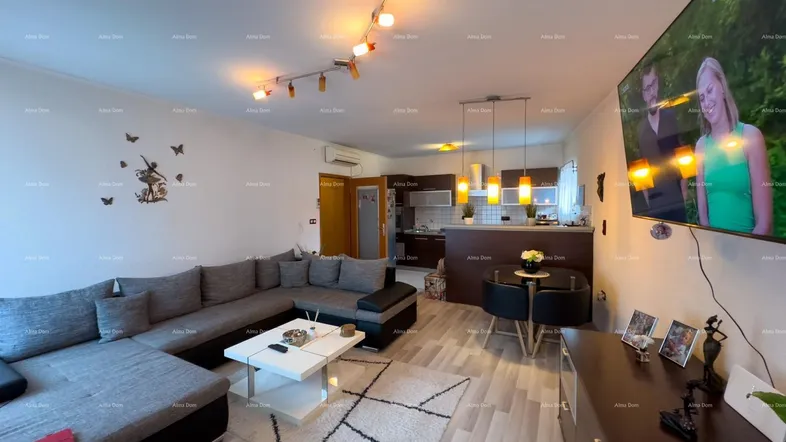 Geräumiger offener Wohn- und Essbereich mit integrierter Küche und modernem Sofa.