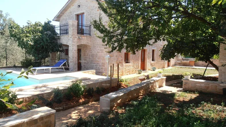 Traditionelles Steinhaus mit privatem Poolbereich und gepflegtem Garten in sonniger Lage.