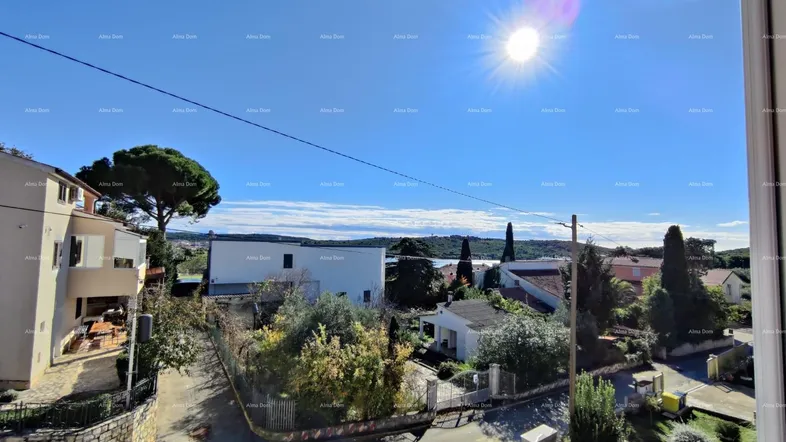 Sonnige Aussicht über die Nachbarschaft mit Blick auf das Meer und die umliegende Landschaft.
