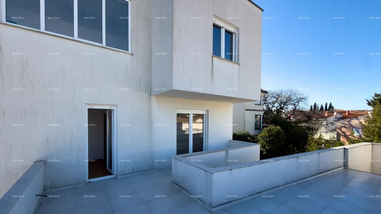 Große, geflieste Terrasse mit Zugang zu den Innenräumen und Blick auf die Umgebung.