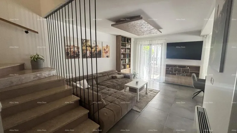 Modernes Wohnzimmer mit großem Ecksofa, Fliesenboden und offener Treppe zum Obergeschoss.
