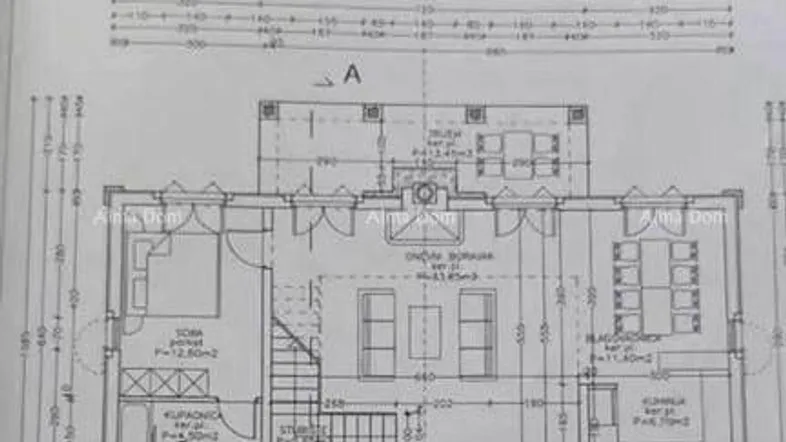 Detaillierter Grundriss des Erdgeschosses mit Wohnbereichen, Bädern und Zugang zu Außenbereichen.