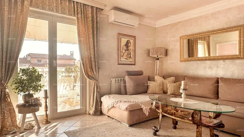 Helles Wohnzimmer mit beigem Sofa, Fliesenboden und Zugang zum Balkon.