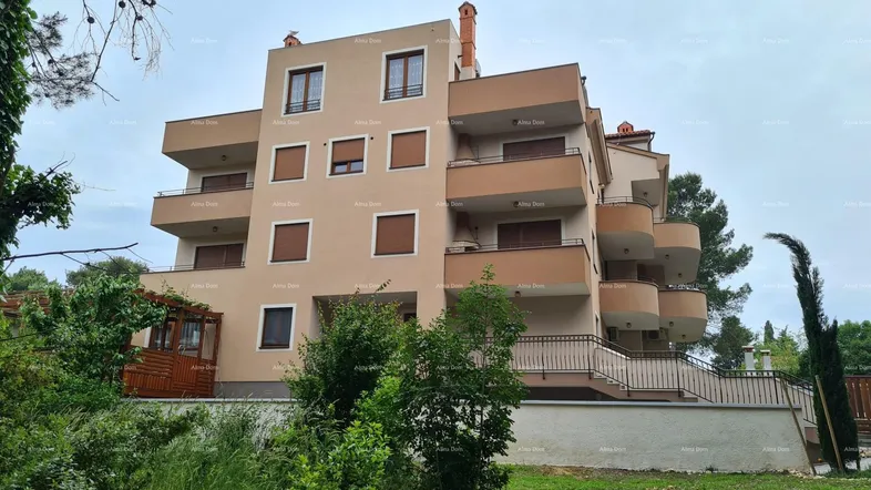 Modernes Mehrfamilienhaus mit mehreren Balkonen und gepflegter Außenanlage in ruhiger Umgebung.