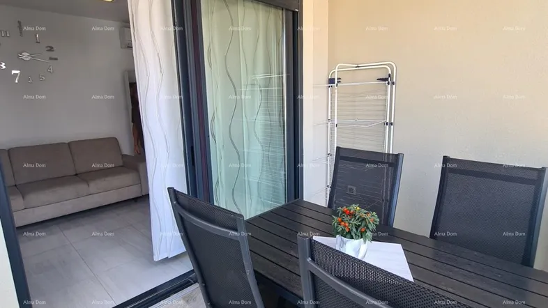 Geräumiger Balkon mit Esstisch und Stühlen, mit Blick in den Wohnbereich.