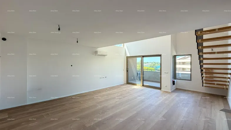 Helles, geräumiges Wohnzimmer mit Holzboden, großen Schiebetüren und Zugang zum Balkon.