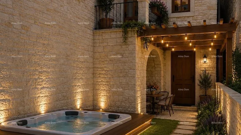 Abendliche Außenansicht eines Hauses mit beleuchtetem Whirlpool, Holzterrasse und gemütlichem Sitzbereich unter einer Pergola.