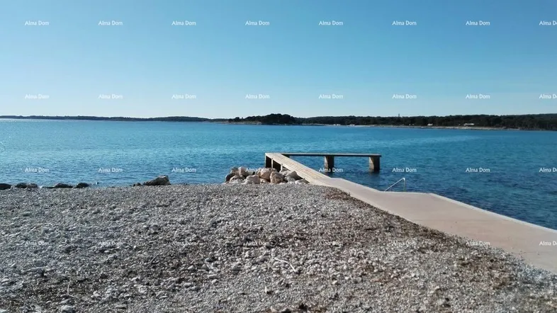 Malerische Küstenlandschaft mit klarem blauen Meer und einem kleinen Holzsteg.