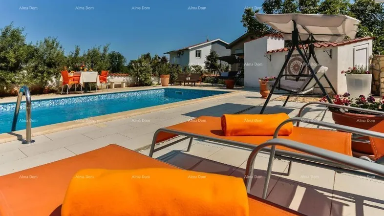 Großer Außenbereich mit Swimmingpool, Sonnenliegen und Essbereich im Freien unter blauem Himmel.