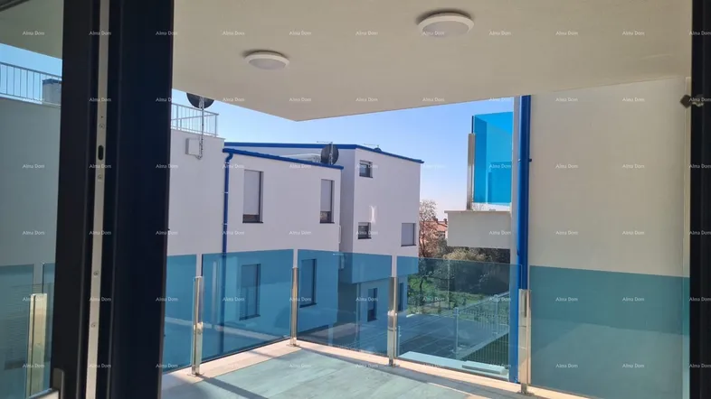 Helles Interieur mit Blick auf einen modernen Balkon und umliegende Gebäude.