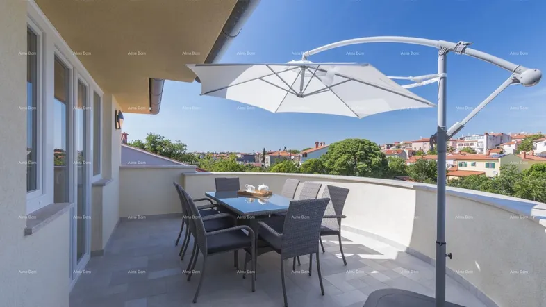 Geräumige Terrasse mit Esstisch, Stühlen und Sonnenschirm, ideal für Mahlzeiten im Freien mit Stadtblick.