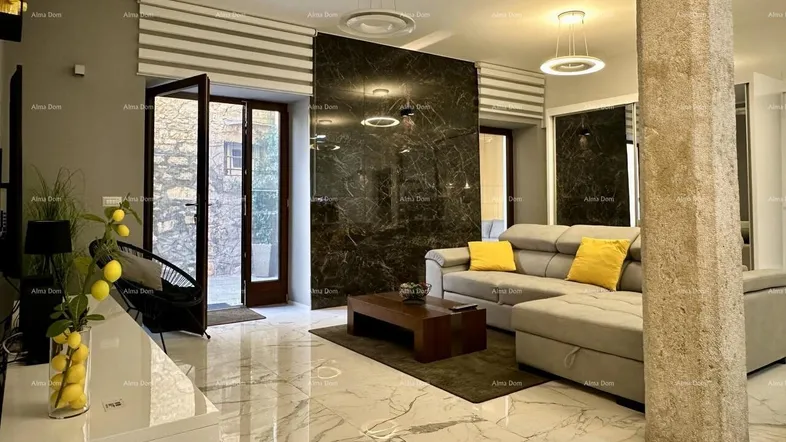 Modernes Wohnzimmer mit Marmorboden, bequemer Couch und Zugang zu einem Außenbereich.