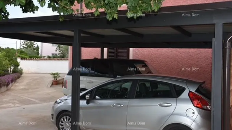 Überdachter Stellplatz für zwei Fahrzeuge, der Schutz vor Witterung bietet.