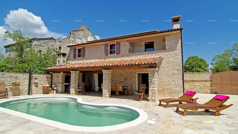 Steinhaus mit privatem Pool und Sonnenterrasse unter blauem Himmel, ideal für Entspannung im Freien.