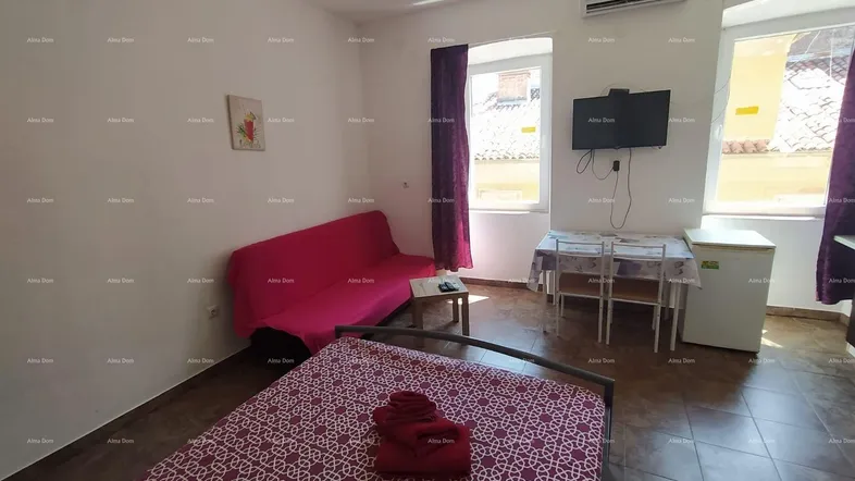 Gemütliches Studio-Apartment mit Schlafbereich, Sofa, Esstisch und Klimaanlage für komfortables Wohnen.