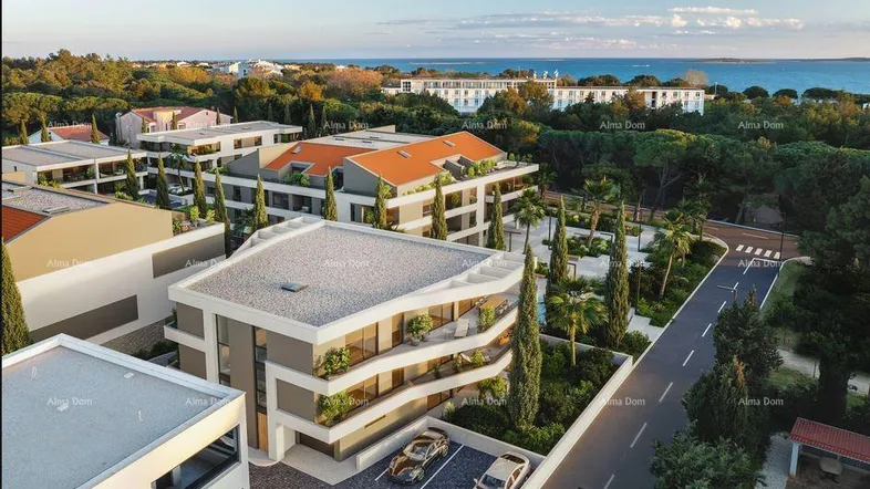 Moderne Wohnanlage mit Meerblick und mediterraner Bepflanzung in Küstennähe.
