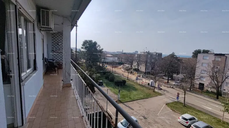 Geräumiger Balkon mit Fliesenboden und Blick auf die Umgebung sowie das Meer in der Ferne.