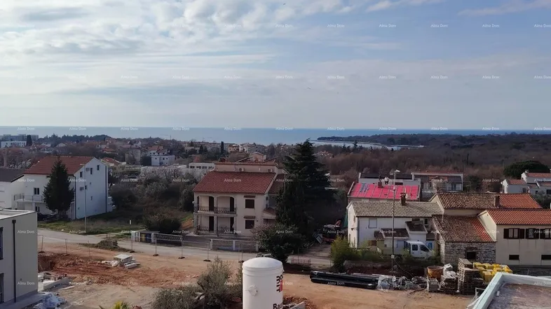 Panoramablick über die Stadt und das Meer mit Baustelle im Vordergrund.