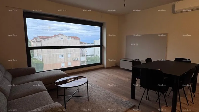 Geräumiger Wohn- und Essbereich mit Holzboden, bequemer Couch und großem Fenster mit Stadtblick.