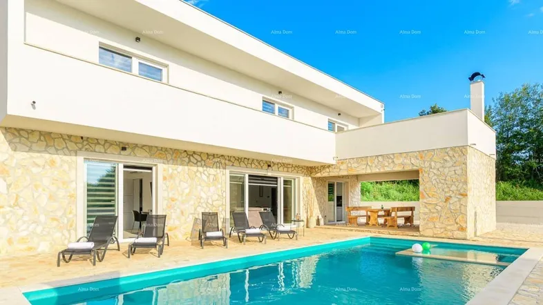 Moderne Villa mit großem Poolbereich, Sonnenliegen und einer überdachten Terrasse für Mahlzeiten im Freien.
