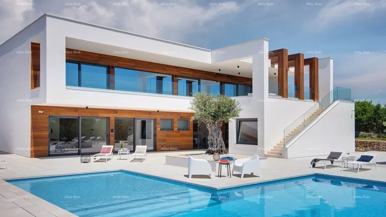 Moderne Villa mit klaren Linien, großem Pool und weitläufiger Sonnenterrasse, umgeben von mediterraner Vegetation.