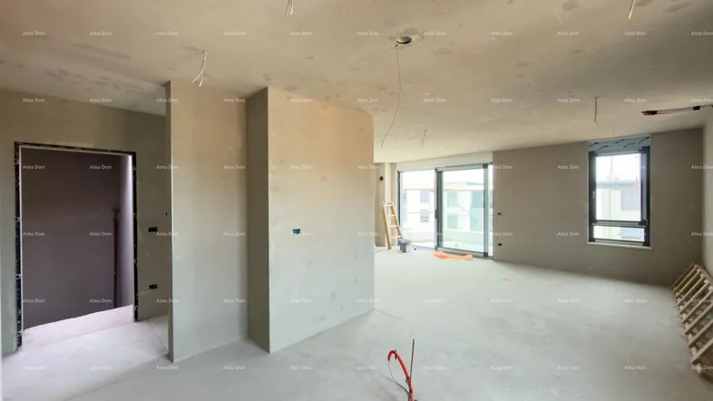 Unfertiger Innenraum mit Rohbauwänden, Betonboden und großen Fenstern, bereit für den Ausbau.
