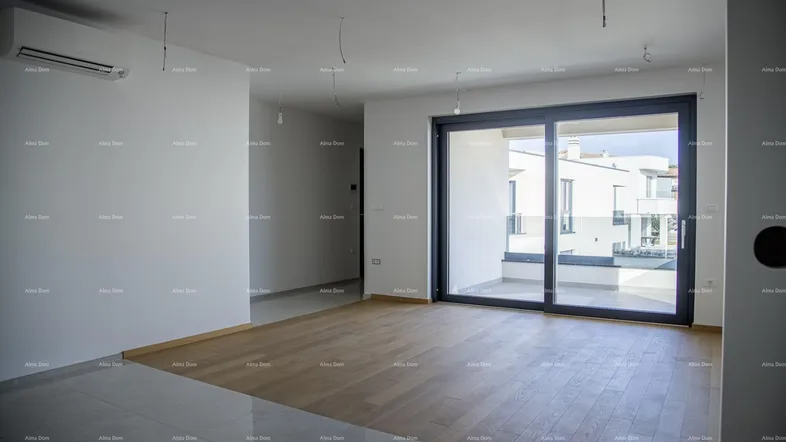 Helles Wohnzimmer mit Holzboden, großen Schiebetüren und Klimaanlage, bereit für die Einrichtung.