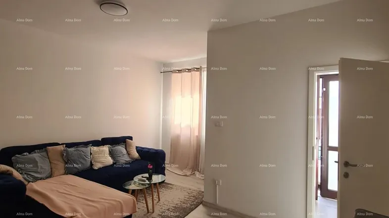 Gemütlicher Wohnbereich mit blauem Ecksofa und hellem Laminatboden, kombiniert mit einem Essbereich.