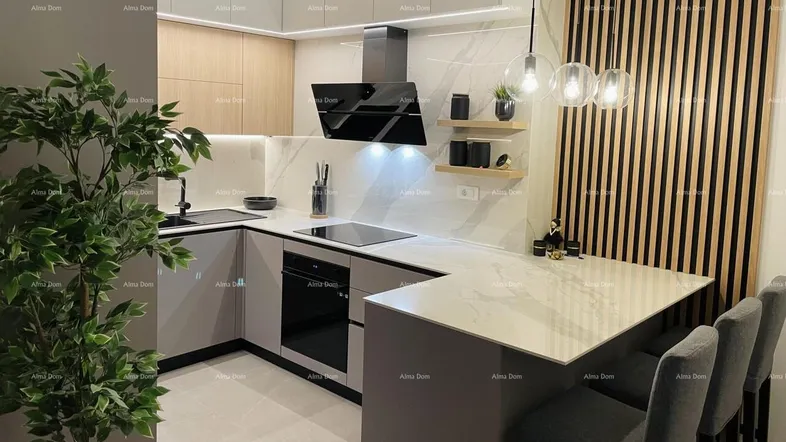 Moderne Küche mit grauen Schränken, Holzdetails, Kochinsel und integrierten Geräten.