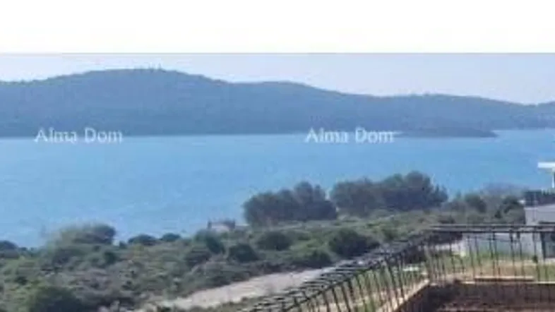 Panoramablick auf das Meer und die umliegende Landschaft mit modernen Gebäuden am Ufer.