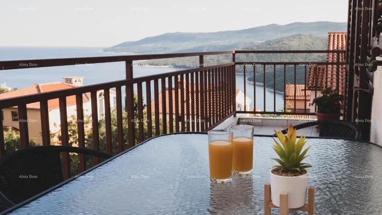 Gemütlicher Balkon mit Meerblick, ausgestattet mit einem Glastisch und Sitzgelegenheiten für entspannte Stunden.