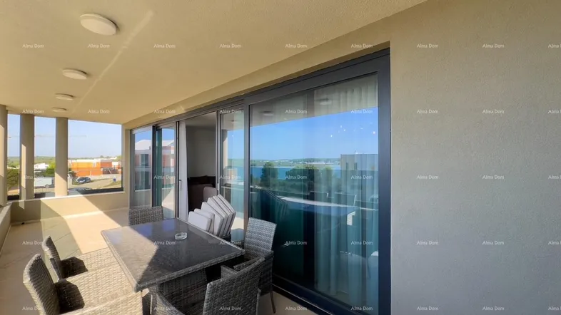 Geräumige Terrasse mit Meerblick und Sitzgelegenheiten, ideal für entspannte Stunden im Freien.