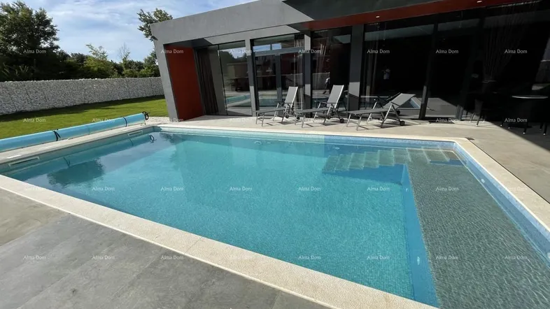 Moderner Außenpool mit Liegestühlen und Blick auf die zeitgenössische Architektur des Hauses.