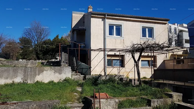 Außenansicht eines Hauses mit unordentlichem Garten, Außentreppe und Pergola unter blauem Himmel.