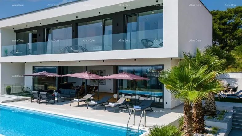 Moderne Villa mit großem Pool, Sonnenterrasse und Meerblick, ideal für Entspannung im Freien.