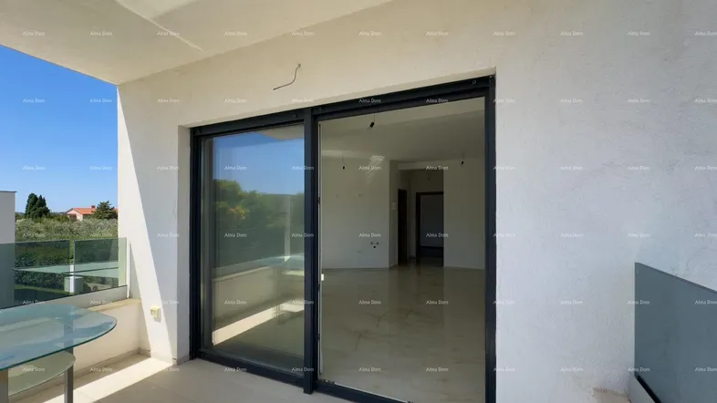 Heller Balkon mit Glasgeländer und Blick auf die Umgebung, ausgestattet mit einem kleinen Glastisch.