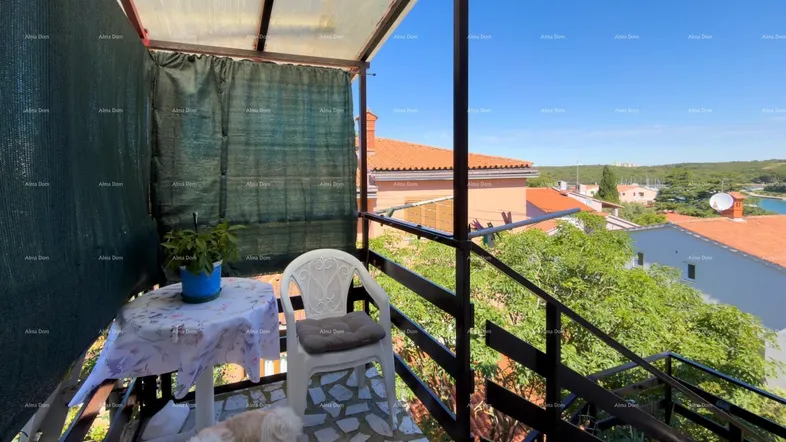 Gemütlicher Balkon mit Sitzgelegenheiten, Blick auf die Umgebung und das Meer.
