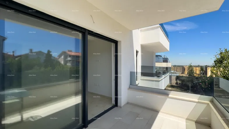Heller Balkon mit Glasgeländer und Blick auf die Umgebung, ideal für entspannte Stunden im Freien.