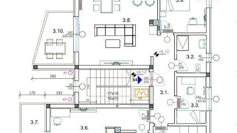 Grundriss einer Wohnung mit mehreren Schlafzimmern, Bädern und zwei überdachten Terrassen.
