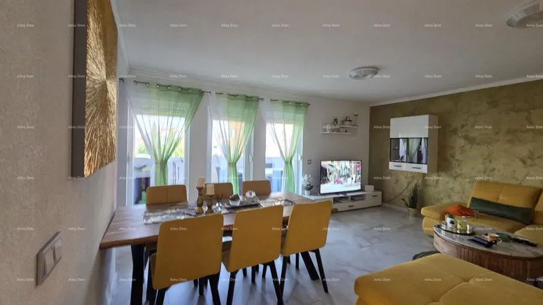 Geräumiger Wohn- und Essbereich mit modernem Esstisch, gelben Stühlen und Zugang zur Terrasse.