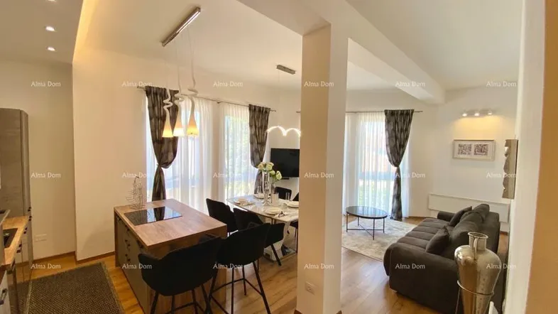 Moderner offener Wohnbereich mit integrierter Küche, Essbereich und gemütlichem Sofa.