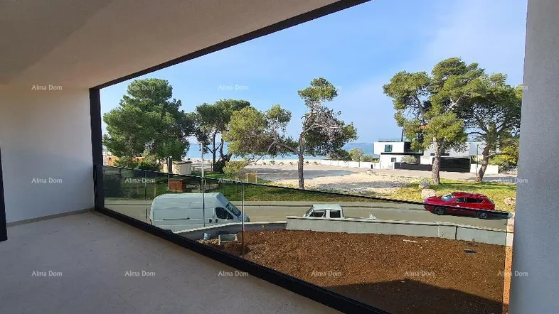 Große Fensterfront bietet einen weiten Blick auf das Meer und die umliegende Landschaft.