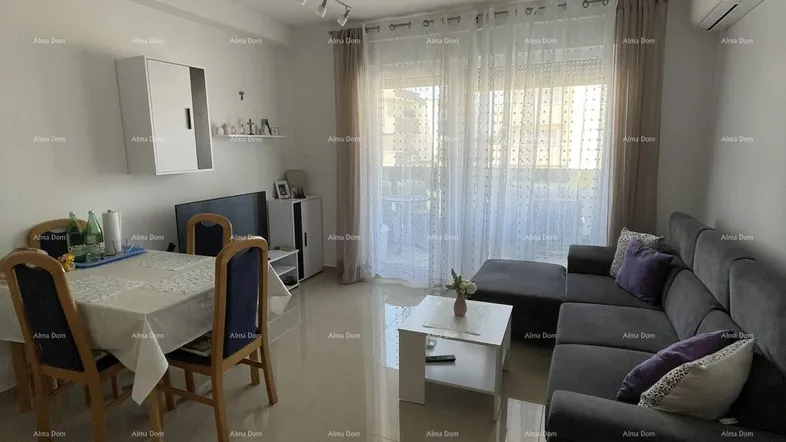 Heller Wohn-Essbereich mit modernem Sofa, Esstisch und Zugang zum Balkon.