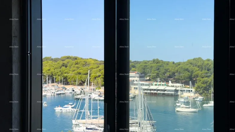 Detailansicht des Ausblicks durch ein Fenster auf die zahlreichen Boote im Yachthafen.