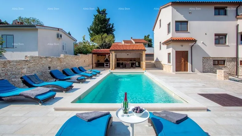 Großer Außenbereich mit Pool, Sonnenliegen und einer überdachten Terrasse für entspannte Stunden.
